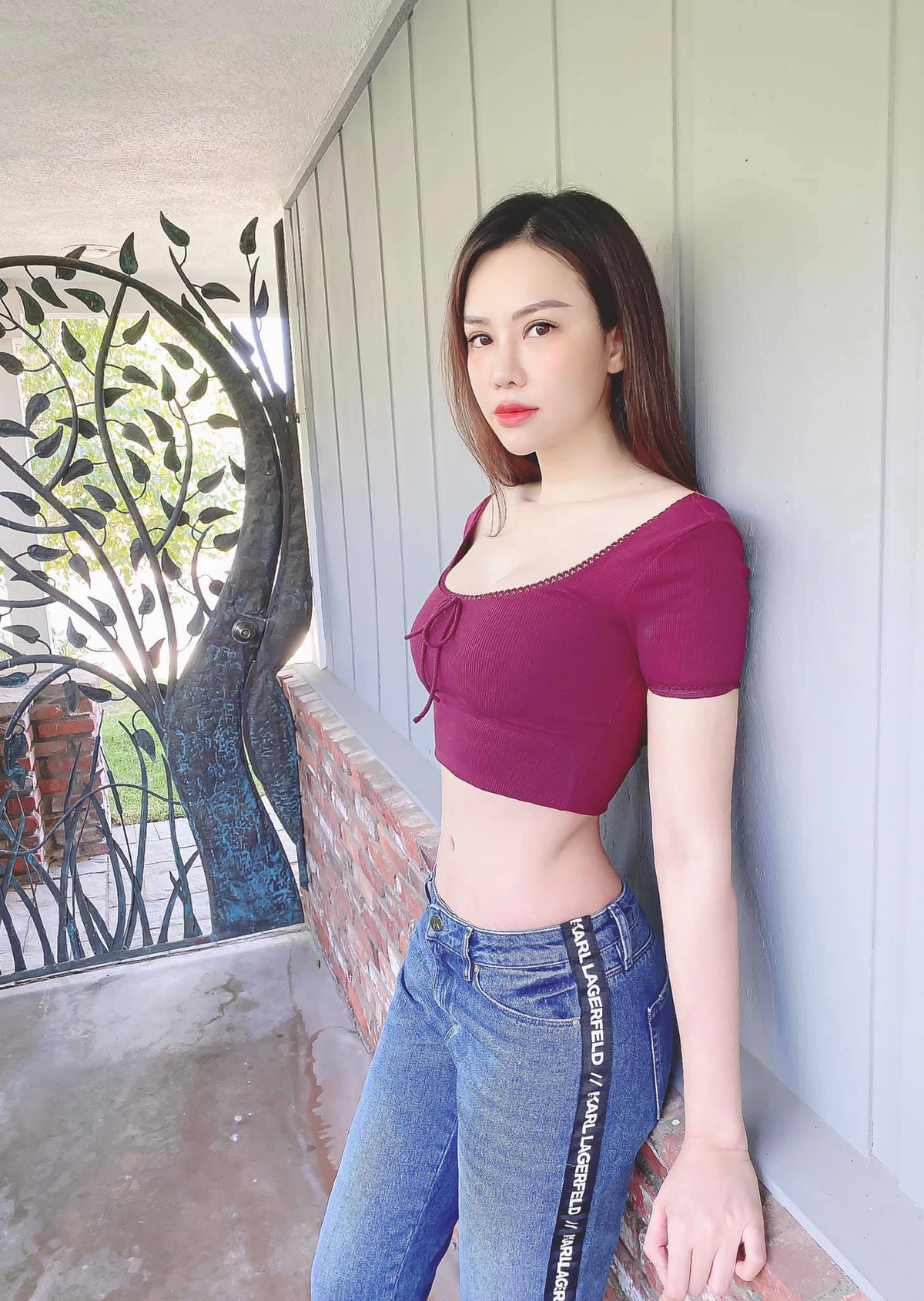 Đào Lan Phương ăn mặc gợi cảm và quyến rũ không thua kém bất cứ mỹ nhân showbiz nào.