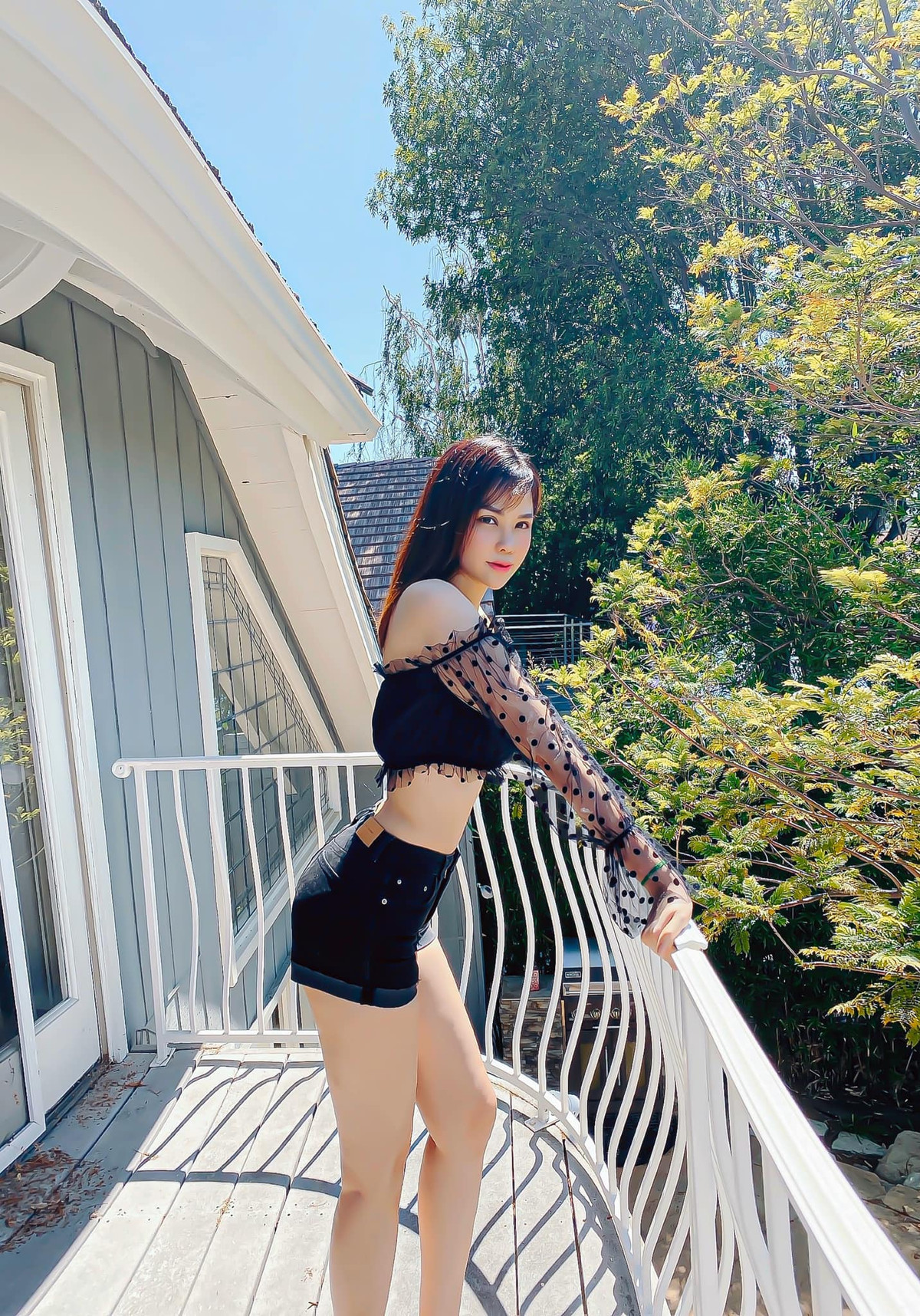 Cô nàng khéo khoe eo thon khi phối áo trễ vai dáng croptop với quần short jeans. Ảnh: FBNV.