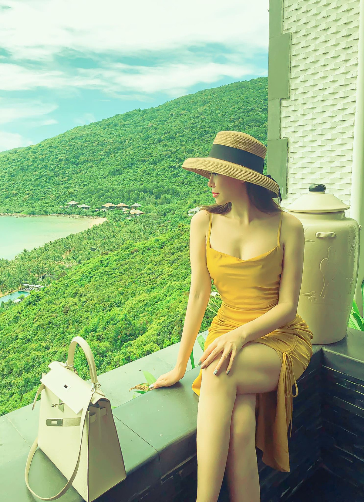 Khi đi du lịch, Đào Lan Phương chọn chiếc đầm hai dây cắt xẻ cực sexy.