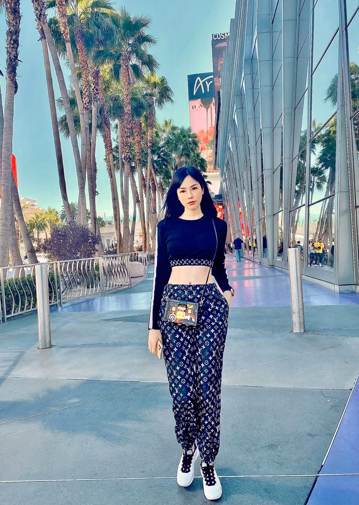 Phong cách từ nhà đến khi ra phố của cựu mẫu quê Bắc Ninh được khen là đơn giản nhưng vẫn hút mắt.