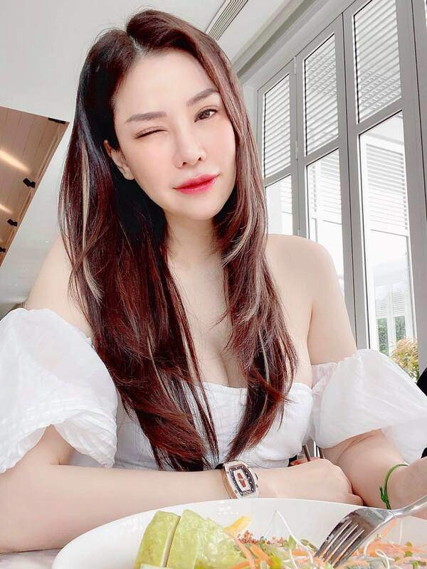 Dù đã qua 2 lần sinh nở, vóc dáng nuột nà của cựu mẫu vẫn khiến dân tình xuýt xoa mỗi khi xuất hiện.