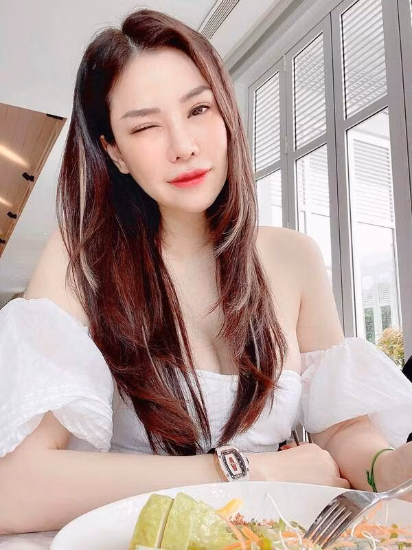 Dù đã qua 2 lần sinh nở, vóc dáng nuột nà của cựu mẫu vẫn khiến dân tình xuýt xoa mỗi khi xuất hiện.