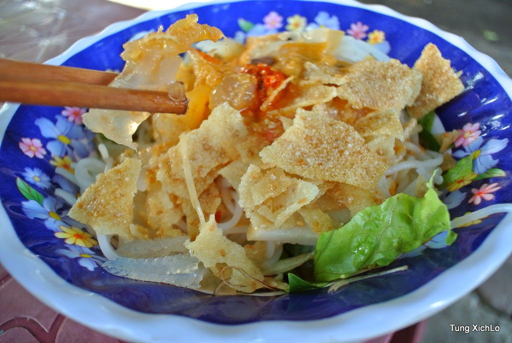 Thịt ba chỉ sẽ được cắt miếng nhỏ vừa ăn, ướp gia vị. Phi dầu với hành cho thơm, gia thêm tí ớt bột, xào thấm tôm thịt. Riu riu trong lửa nhỏ chừng 10 phút cho thịt tôm thấm rồi châm thêm nước dùng.