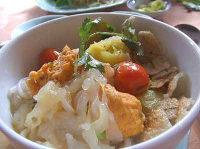 Rau sống ăn kèm gồm một vài loại rau thơm và đặc biệt phải có bắp chuối sứ trắng bào nhuyễn. Ngoài ra, còn phải chuẩn bị thêm đậu phộng rang vàng giã dập, bánh tráng mè nướng, mắm ruốc, thêm vài trái ớt xanh mới thật đúng điệu.