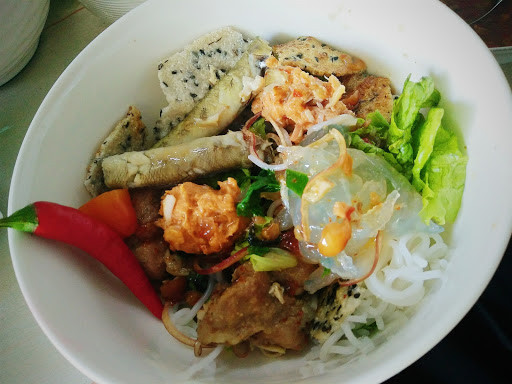 Theo các chuyên gia ẩm thực Huế, trong nuốc có nhiều protein, ít lipid, chứa nhiều chất khoáng chất, như can xi, sắt và kẽm. Vì vậy, nó không chỉ có tác dụng làm mát giải nhiệt mùa hè mà còn rất tốt cho sức khỏe của mọi lứa tuổi, đặc biệt là những người bị gút và những người thích giảm cân. Ảnh: Internet.