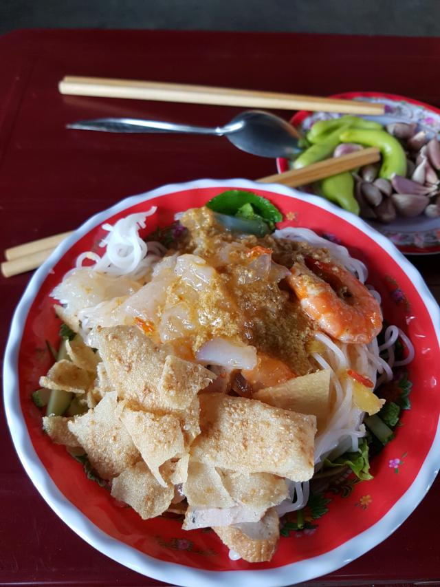 Nêm nước dùng vừa khẩu vị rồi cho cà chua bi vào để sôi vài dạo rồi tắt bếp. Màu cam từ gạch tôm hòa với màu đỏ của cà chua sẽ tạo nên một hỗn hợp nước lèo sanh sánh rất riêng.