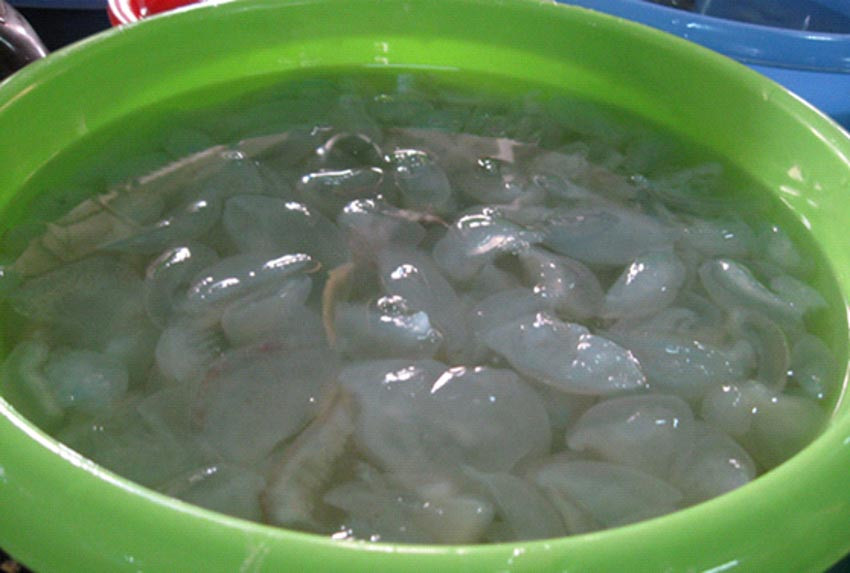 Nuốc chân mua về sẽ được ngâm trong nước lạnh và lá ổi để tạo được độ giòn. Lúc gần ăn thì vớt ra để ráo, càng ráo thì càng ngon.