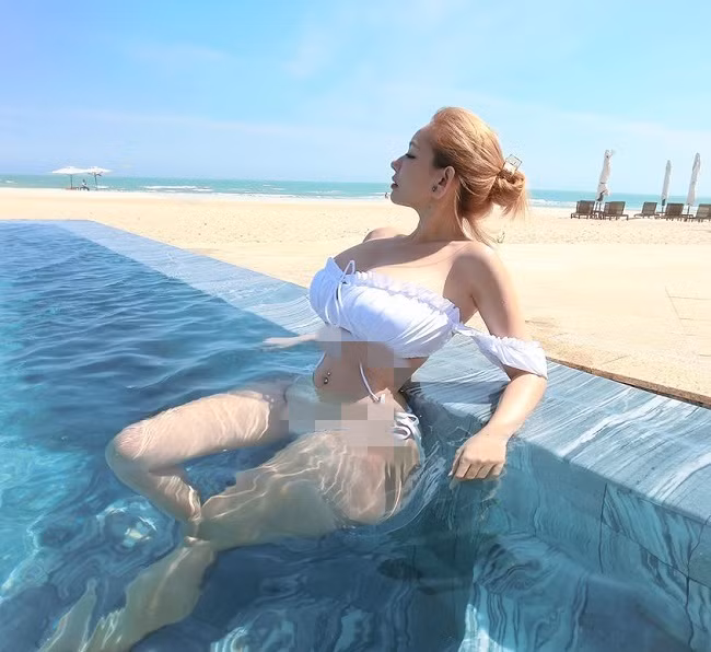 Cô nàng thường phô trương hình thể nóng bỏng trong các trang phục kiệm vải như bikini 2 mảnh.