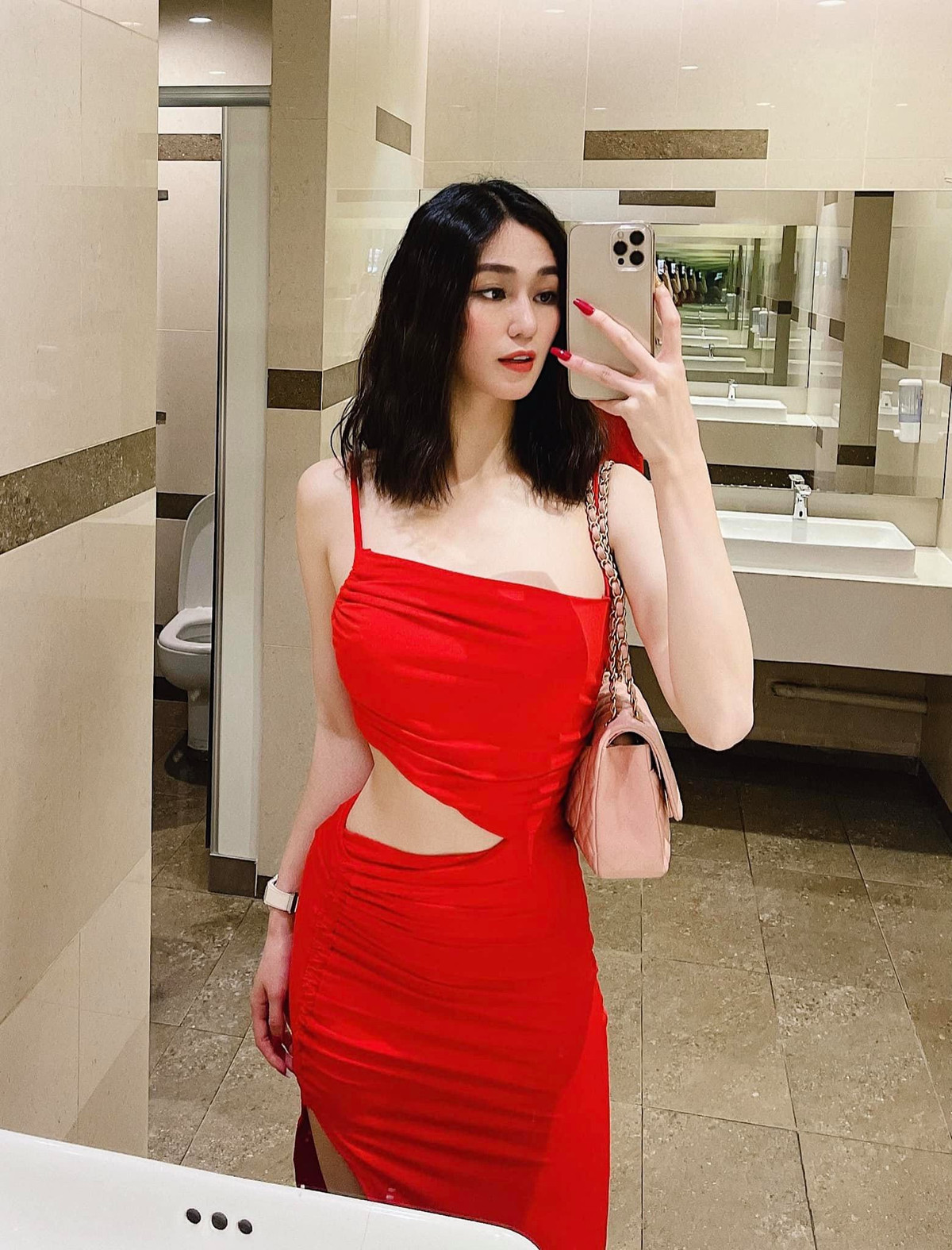 Nhờ đường cong cơ thể gần như hoàn hảo, Khánh My tự tin diện đẹp mọi loại trang phục.