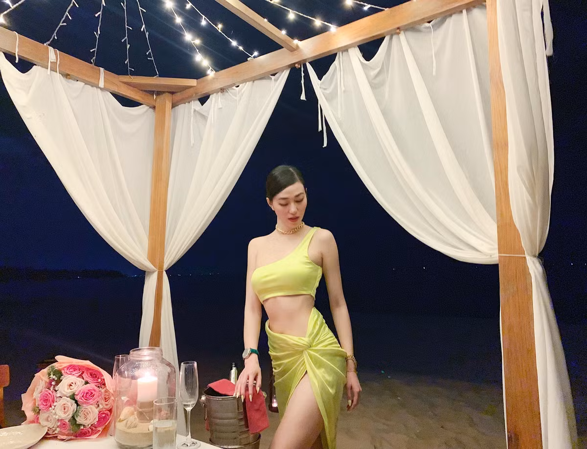 Người đẹp thường xuyên phô diễn đường cong nóng bỏng trong các trang phục hở eo, chất liệu váy mỏng, thiết kế kiệm vải.