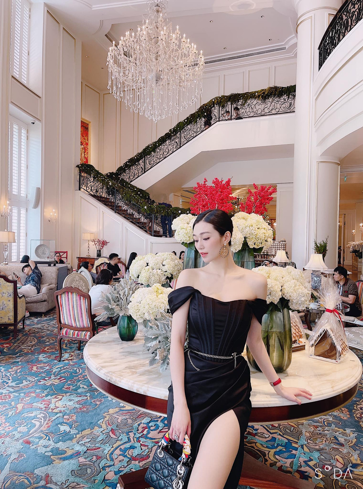 Các thiết kế trễ vai với đường xẻ cao khoe đôi chân dài cũng được người đẹp 9X tận dụng triệt để.