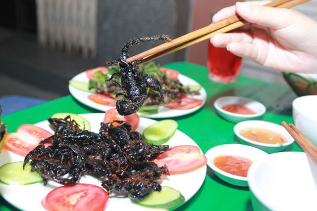 Người quen tay thường thấy tảng đá nào khả nghi liền lật đá sang một bên, thò tay vào miệng hang và kẹp liền một con bọ cạp. Bọ cạp bắt về thường được ngâm vào thau một vài hôm cho sạch bụng sau đó mới đem ra chế biến.