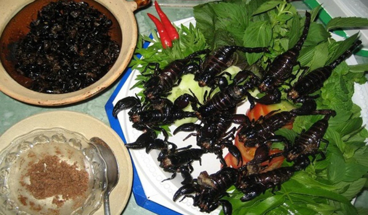 Bọ cạp Bảy Núi chiên giòn đưa vào miệng ăn nghe giòn rụm, vị béo béo, rất ngon. Ngoài bọ cạp chiên giòn còn có bọ cạp rang muối. Đây là món được nhiều người ghiền bọ cạp “mê” nhất.