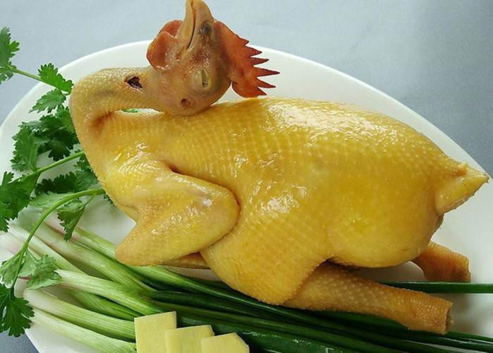 Gà luộc hoặc thịt nạc vai luộc là lựa chọn thường thấy ở các gia đình khi cúng ông Táo. Tuy nhiên, bạn nên lưu ý luộc thuộc cả miếng thịt lợn to khoảng 0,5kg hoặc bày con gà ngậm hoa hồng để mâm cỗ mặn trông tươm tất, trang trọng.