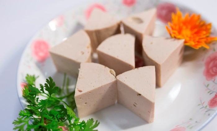 Giò: Một khoanh giò lụa hay giò thủ là lựa chọn quen thuộc và không mất nhiều thời gian chuẩn bị.