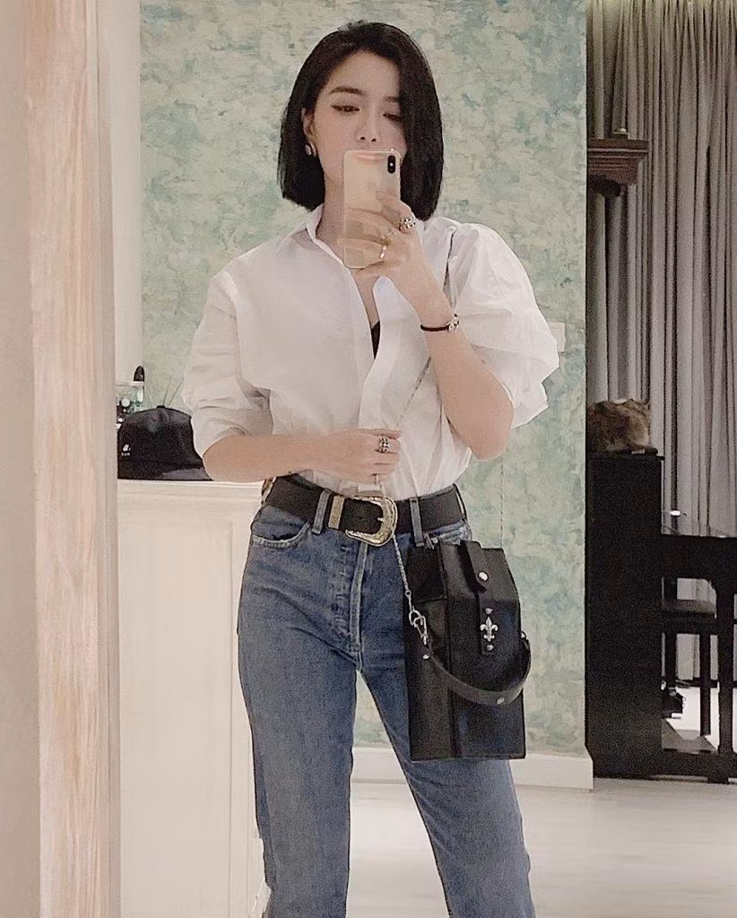 Việc mặc áo sơ mi bung cúc ngực giúp cho Bích Phương có hình ảnh mới lạ và quyến rũ hơn.