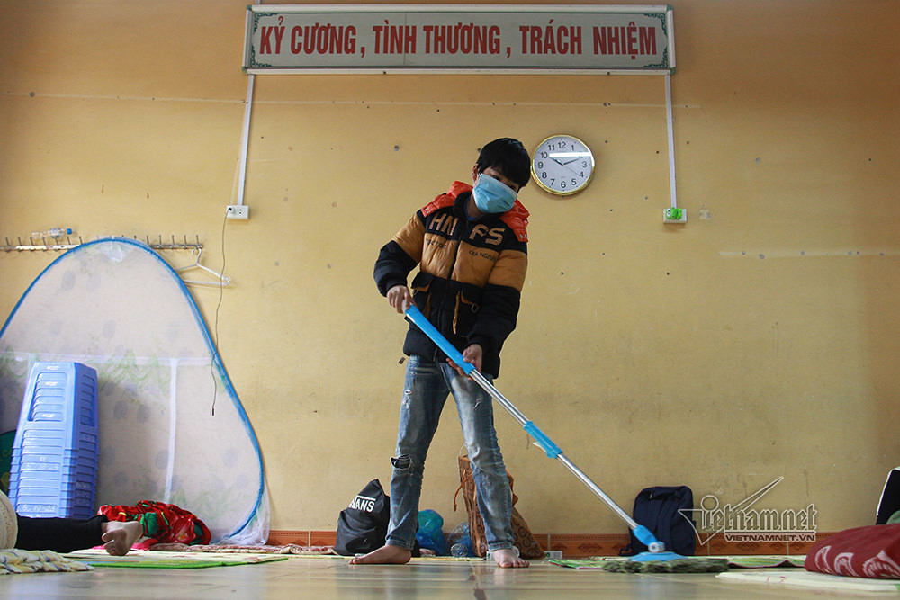 Tre nho bi vao khu cach ly COVID-19, hang loat bao mau tu nguyen vao cham soc-Hinh-6