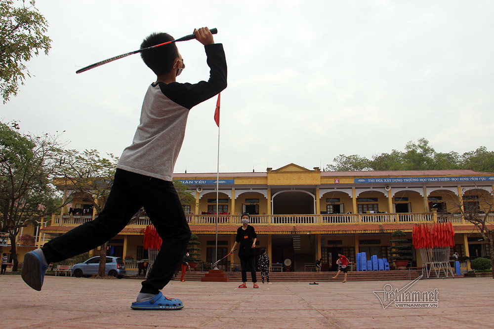 Tre nho bi vao khu cach ly COVID-19, hang loat bao mau tu nguyen vao cham soc-Hinh-5