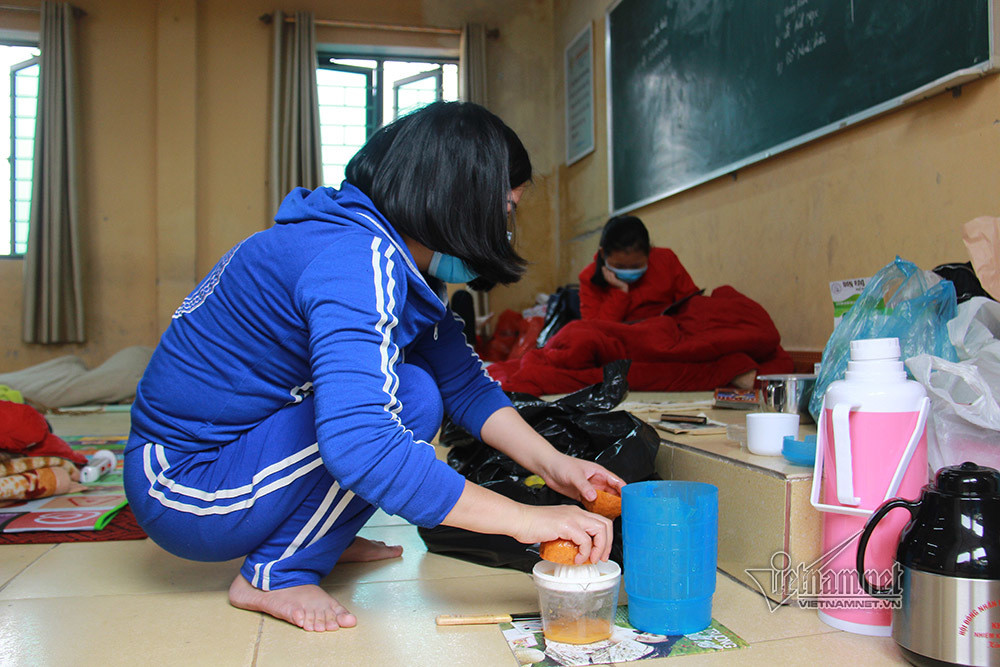 Tre nho bi vao khu cach ly COVID-19, hang loat bao mau tu nguyen vao cham soc-Hinh-7