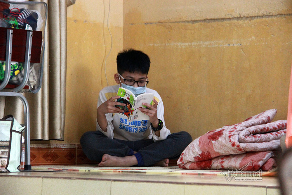 Tre nho bi vao khu cach ly COVID-19, hang loat bao mau tu nguyen vao cham soc-Hinh-4