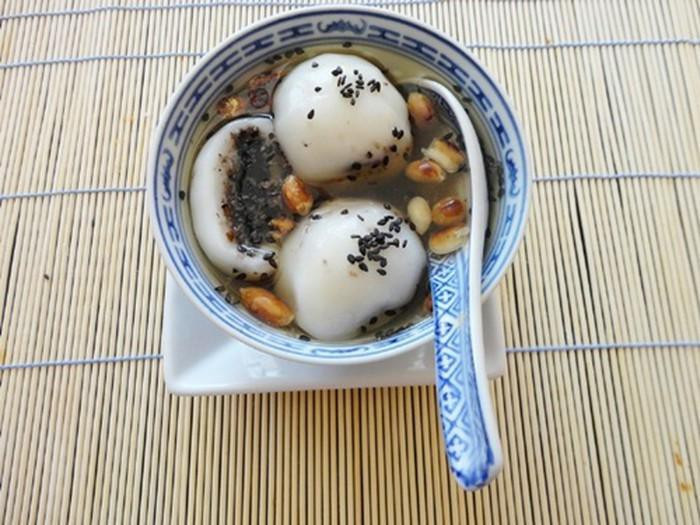 Bánh trôi tàu dao động 10.000-15.000 đồng một bát. Bạn có thể ghé Hàng Giầy, Hàng Cân, Quán Thánh, chợ Ngô Sỹ Liên, chợ Thành Công... để thử món này. Ảnh: IT.