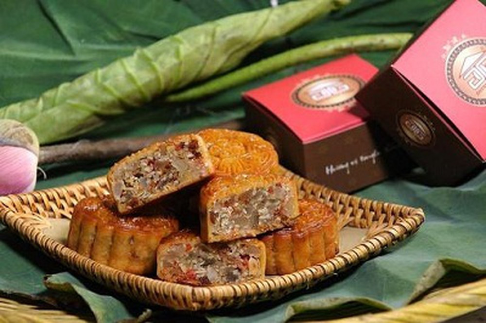 Hương vị bánh trung thu truyền thống Hà Nội đậm đà, khó quên khiến nó không bị trộn lẫn với hàng chục loại bánh trung thu hiện đại khác.