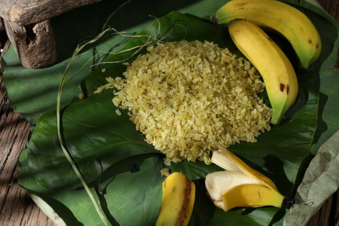 Không phải để ăn no, cốm được người Hà Nội sử dụng như một món quà vặt giản dị. Thức quà đượm chất đồng quê luôn làm nhức nhối nỗi lòng người con xa Hà Nội.