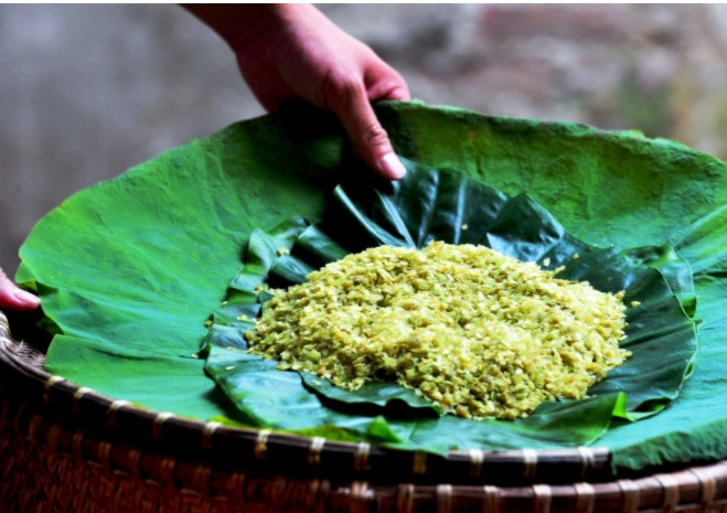 Cốm là thứ quà vặt mùa thu Hà Nội khiến bao người nhung nhớ sau khi thưởng thức. Từ hạt cốm xanh thơm dẻo, người ta có thể chế biến thành các món ăn ngon như cốm xào, chè cốm, chả cốm, xôi cốm, bánh cốm…