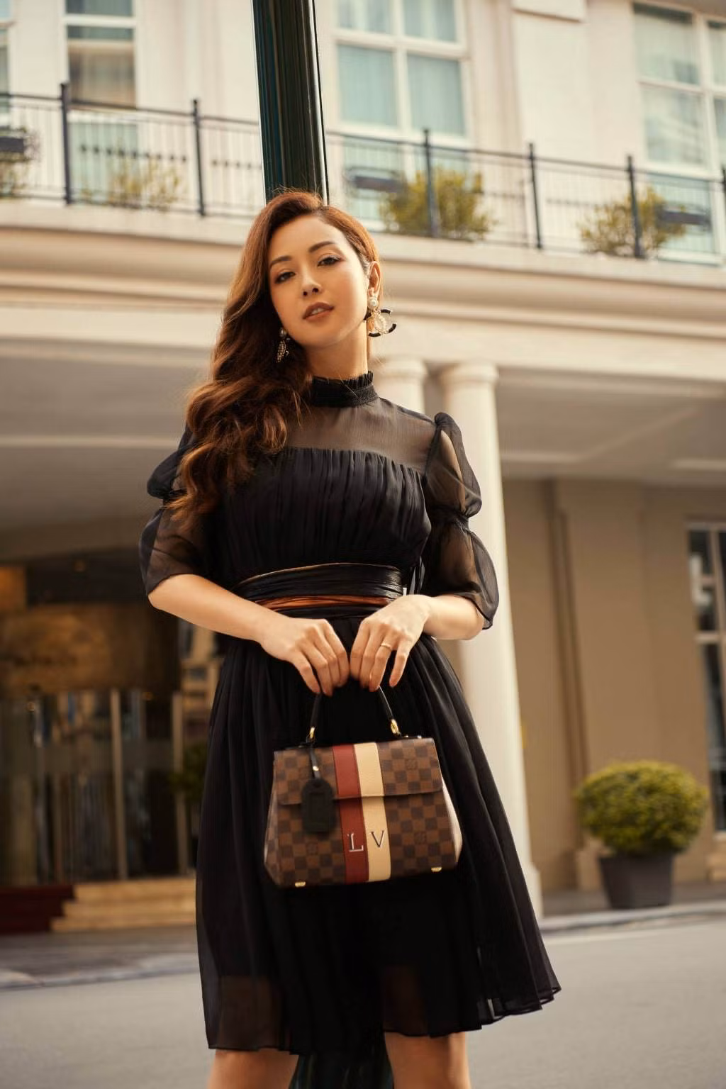 Để set đồ không nhàm chán, Jennifer Phạm còn lựa chọn những phụ kiện có màu sắc "ăn ý" với trang phục.