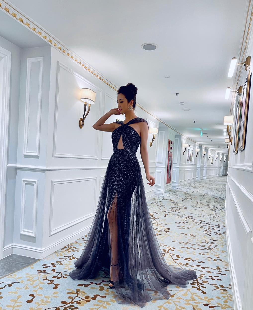 Khi đi sự kiện, hoa hậu tuổi Sửu chọn các thiết kế vừa sang trọng vừa gợi cảm tôn vóc dáng thon thả của bà mẹ 4 con.