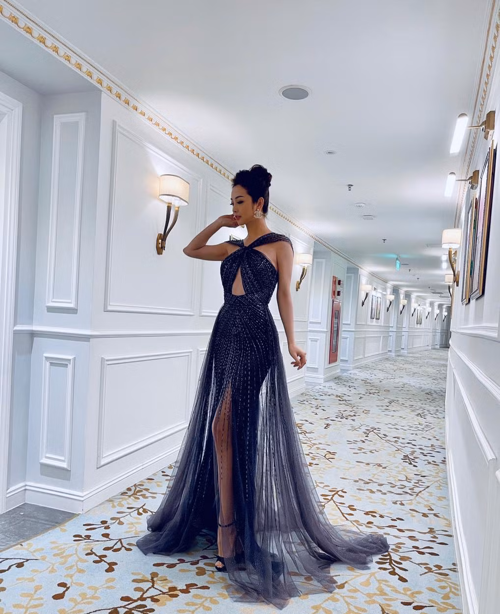 Khi đi sự kiện, hoa hậu tuổi Sửu chọn các thiết kế vừa sang trọng vừa gợi cảm tôn vóc dáng thon thả của bà mẹ 4 con.