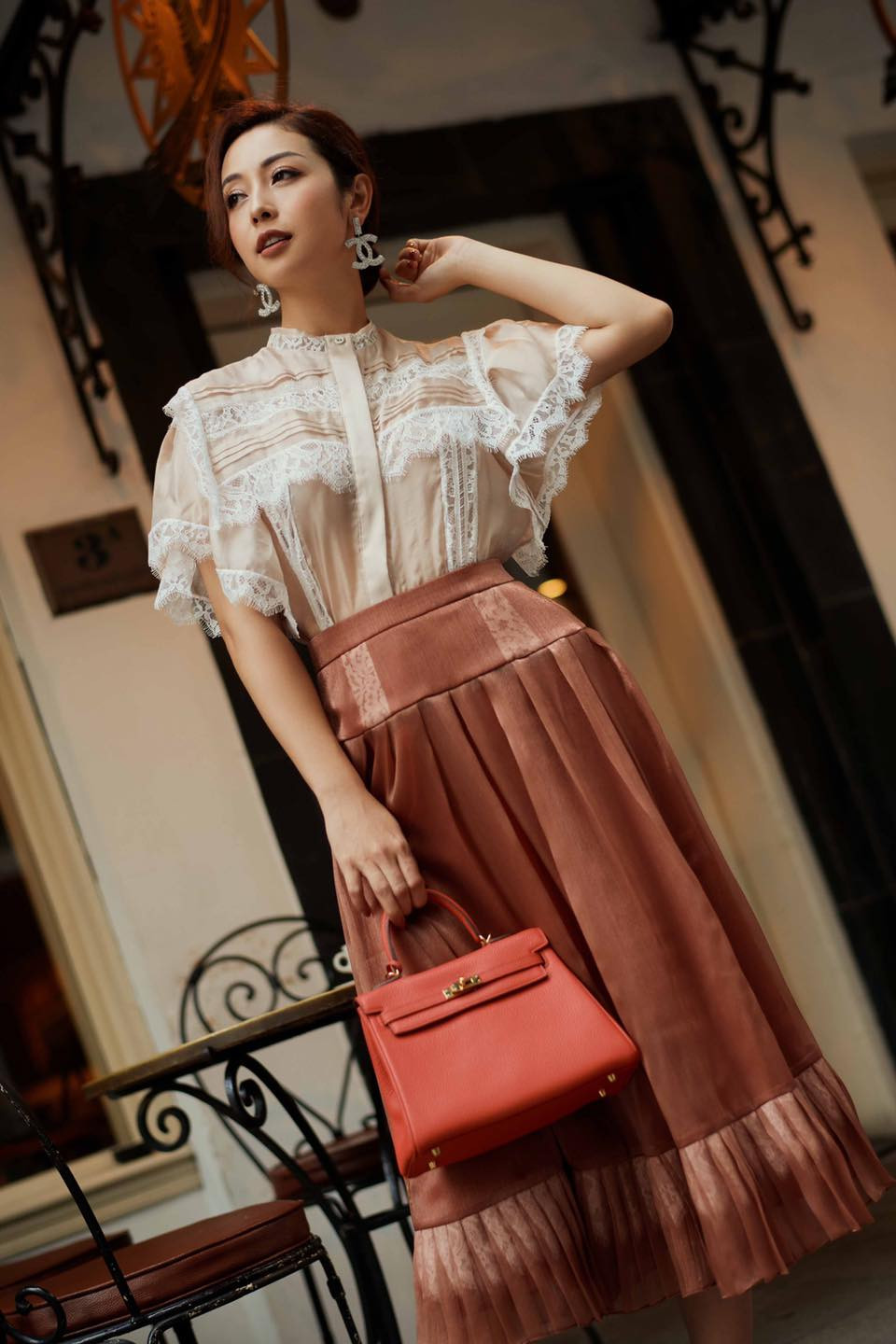 Từ túi xách, hoa tai đến thắt lưng... tất cả đều được cô tính toán sao cho hài hoà nhất.