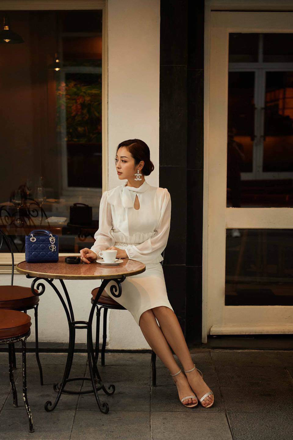 Người đẹp sinh năm 1985 trông như một quý cô kiêu sa và thời thượng nhờ vào cách chọn thiết kế trang phục thắt nơ cổ đầy sang chảnh.