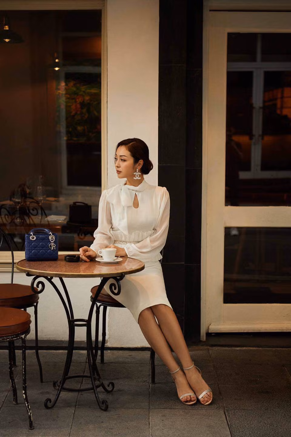 Người đẹp sinh năm 1985 trông như một quý cô kiêu sa và thời thượng nhờ vào cách chọn thiết kế trang phục thắt nơ cổ đầy sang chảnh.