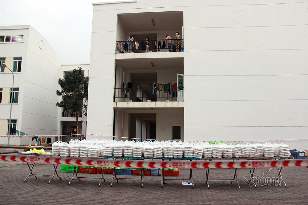 Ghi nhận tại khu cách ly Trường trung cấp nghề Việt Nam - Canada (phường Cộng Hoà, TP Chí Linh, Hải Dương), lực lượng y tế liên tục phát loa yêu cầu mọi người giữ khoảng cách. Xe chuyên dụng của Bộ Chỉ huy quân sự Quân khu 3 phun khử trùng xung quanh khu cách ly, bất kể phương tiện ra hay vào đều được phun khử khuẩn. (Khu cách ly Trường trung cấp nghề Việt Nam - Canada có 897 người là F1)