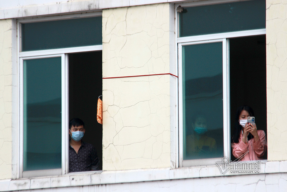 Theo lực lượng chức năng trong khu cách ly, hiện tại khu này đang có 897 ca F1 thực hiện cách ly y tế để đảm bảo phòng chống dịch Covid-19. Toàn bộ cơ sở hạ tầng của trường được trưng dụng làm chỗ ở cho người cách ly gồm 62 phòng. (Các trường học tại TP Chí Linh được trưng dụng làm khu cách ly y tế)