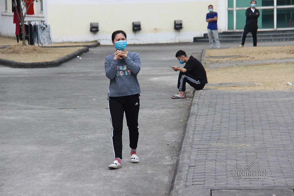 "Lực lượng ở đây gồm 9 người bên y tế, 15 người bên quân đội và 3 công an phục vụ 24/24", đại diện lực lượng chức năng khu cách ly cho biết. Cùng ngày, Bí thư Tỉnh uỷ Hải Dương Phạm Xuân Thăng cùng đoàn công tác đã tới để kiểm tra công tác cách ly y tế của mọi người... (Người xuống sân để hóng gió và tập thể dục)