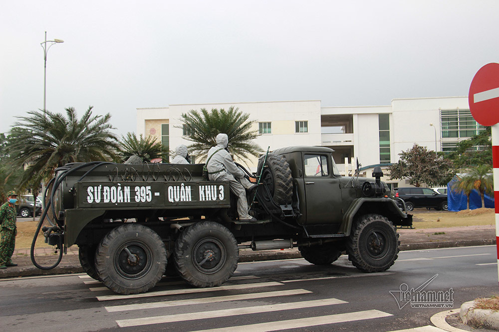 Xe đặc chủng của quân đội phun khử trùng xung quanh khu cách ly