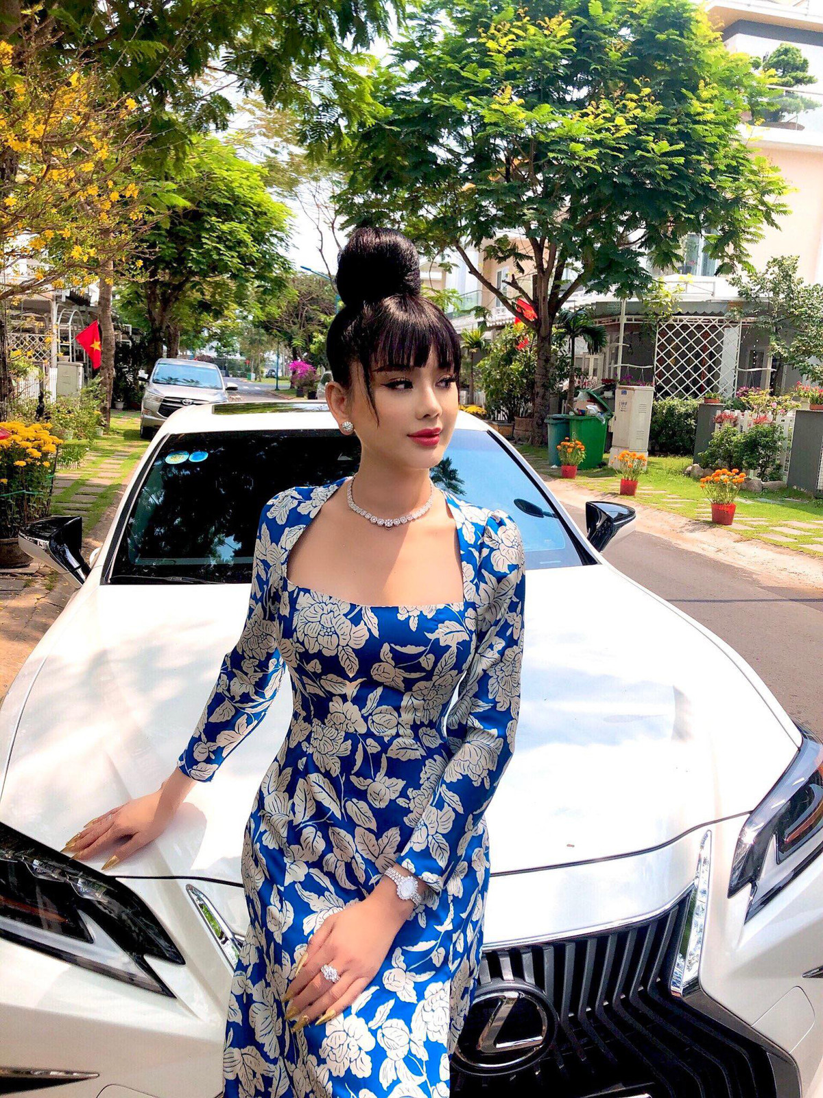 Trong những ngày đầu năm mới Tân Sửu 2021, Lâm Khánh Chi lựa chọn những bộ trang phục gợi cảm, nữ tính.