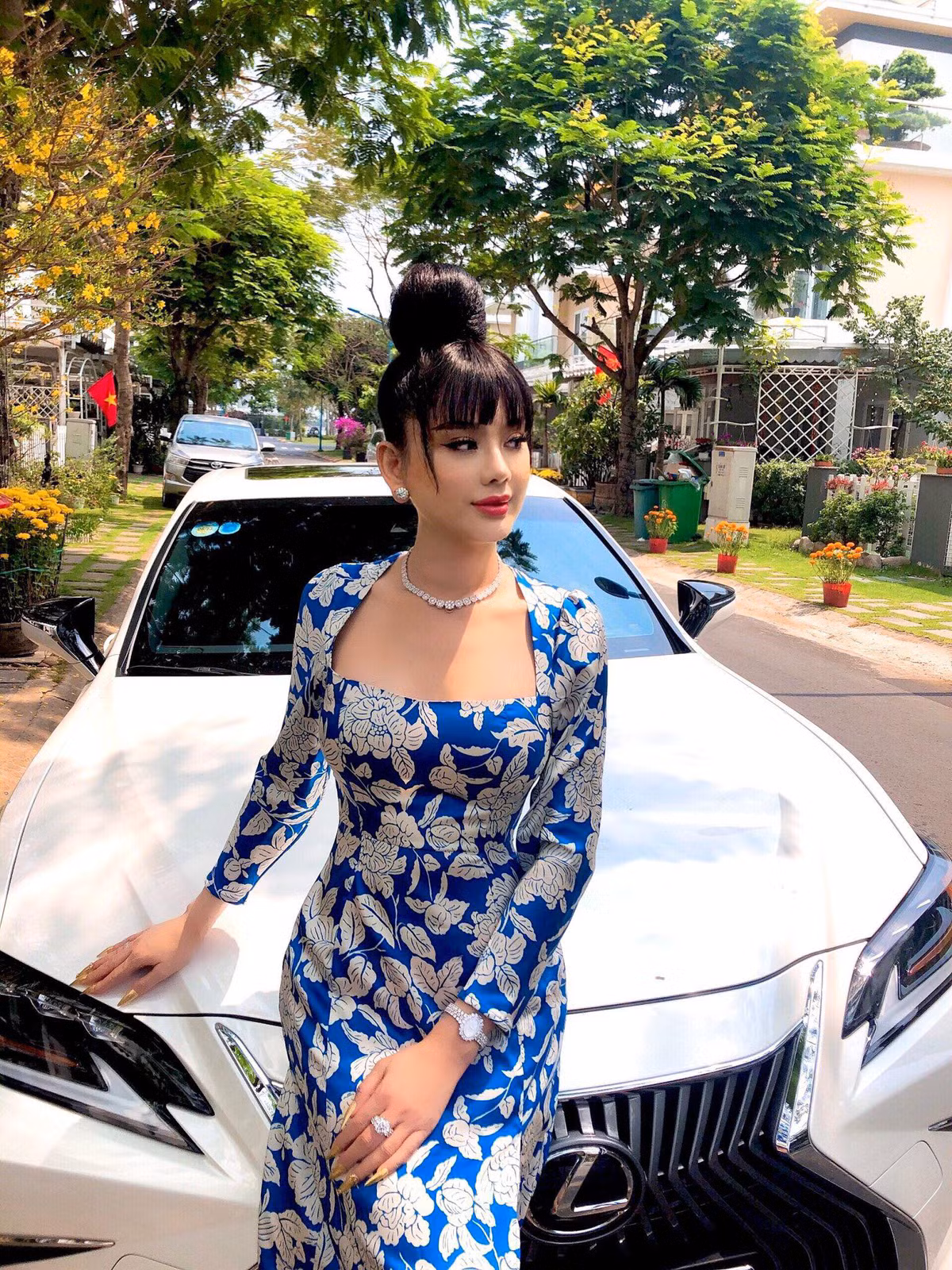 Trong những ngày đầu năm mới Tân Sửu 2021, Lâm Khánh Chi lựa chọn những bộ trang phục gợi cảm, nữ tính.