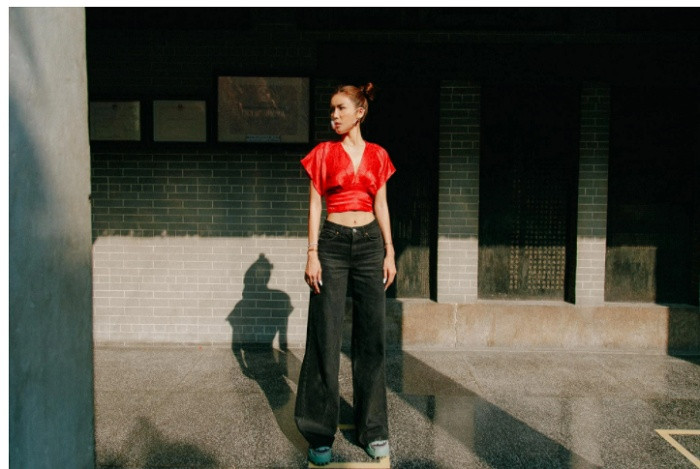 Mới đây, Minh Tú cũng khoe ảnh đầu xuân được chụp tại một ngôi chùa ở TP.HCM. Người đẹp diện áo đỏ rực hở rốn khoe vòng eo “con kiến”. Cách ăn mặc thiêu tinh tế ở nơi linh thiêng của Minh Tú bị cộng đồng mạng lên án gay gắt.