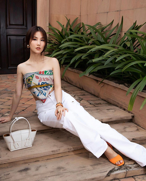 Diễm My 9x khoe vai trần khi theo đuổi mốt dùng khăn làm áo. Quần jeans và túi xách tay được phối màu đồng điệu để giúp diễn viên hoàn thiện set đồ dạo phố.