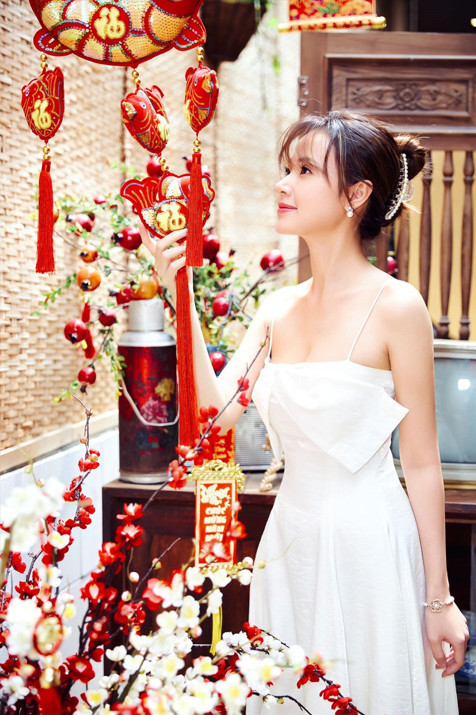 Sở hữu ngoại hình nuột nà kết hợp với bộ váy dây trắng tinh khôi giúp Midu được fan khen ngợi nhan sắc ngày càng thăng hạng.