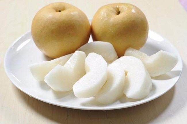 Lê thích hợp cho những người đang ăn kiêng vì quả lê là trái cây có hàm lượng đường thấp nhưng có hàm lượng nước cao. Vì vậy nó có thể làm đầy dạ dày trong một thời gian khá dài. Ngoài ra, lê cũng chứa chất xơ cao, rất có lợi cho hệ thống tiêu hóa.