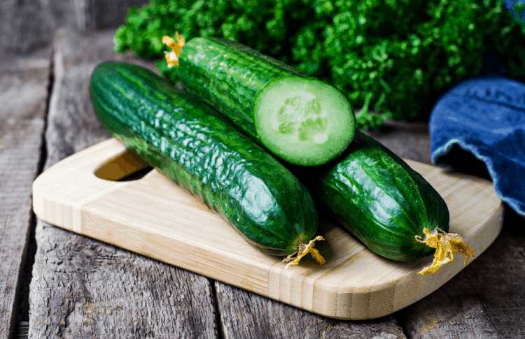 Dưa chuột có 97% là nước nên đây là loại thực phẩm lợi tiểu nhất, làm tăng tốc độ giảm cân . Dưa chuột giàu vitamin K, có lượng calo rất thấp, chỉ 12 calo/100g.