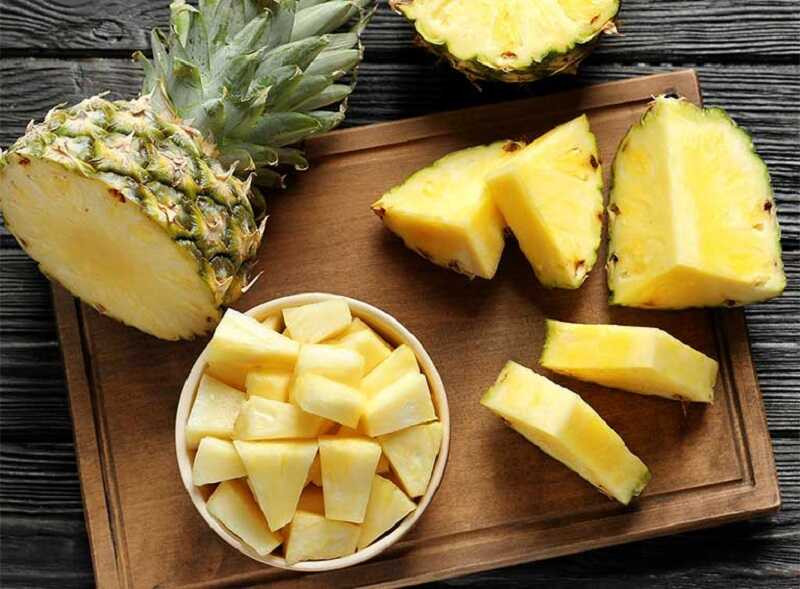 Dứa nổi tiếng là loại thực phẩm dành cho người giảm cân, loại quả này chỉ chứa 33 calo/100g. Nó chứa bromelain tự nhiên là một loại enzym giúp đốt cháy chất béo, loại bỏ mỡ bằng cách phá hủy mô tế bào mỡ. Ảnh: Internet.