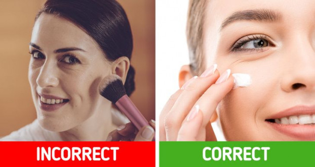 Dùng những mỹ phẩm làm xỉn da: Kem nền, kem che khuyết điểm và phấn phủ được thiết kế để làm cho vùng chữ T (trán, mũi, cằm) không bị bóng hoặc để cố định lớp makeup. Tuy nhiên, nếu chúng được sử dụng cho một mục đích khác hoặc không được áp dụng đúng cách, chúng sẽ làm giảm độ sáng của làn da, khiến da bạn trông mệt mỏi, xỉn màu. Ngoài ra, chúng còn làm lộ các nếp nhăn trên da của bạn. 