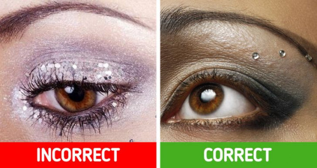 Dùng quá nhiều nhũ: Ánh nhũ, kim tuyến lấp lánh chỉ nên dùng cho những lý do phù hợp. Kem nền và phấn mắt có hiệu ứng ánh nhũ hoặc quá bóng sẽ làm nổi bật kết cấu da, do đó bạn nên tránh sử dụng chúng trên những vùng có nếp nhăn hoặc quầng thâm.