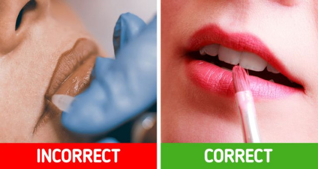 Dùng màu son môi quá lì: Dùng son lì tông màu đỏ tía, nâu, rượu vang, tím đậm... sẽ khiến bạn trông già hơn vì làm nổi bật các dấu hiệu lão hóa, khiến khuôn mặt kém hài hòa. Ngoài ra nó còn khiến da trông có vẻ nứt nẻ hơn. Tốt nhất bạn nên dùng một ít son bóng màu trung tính hoặc son dưỡng lên môi để khiến môi trông căng mọng.