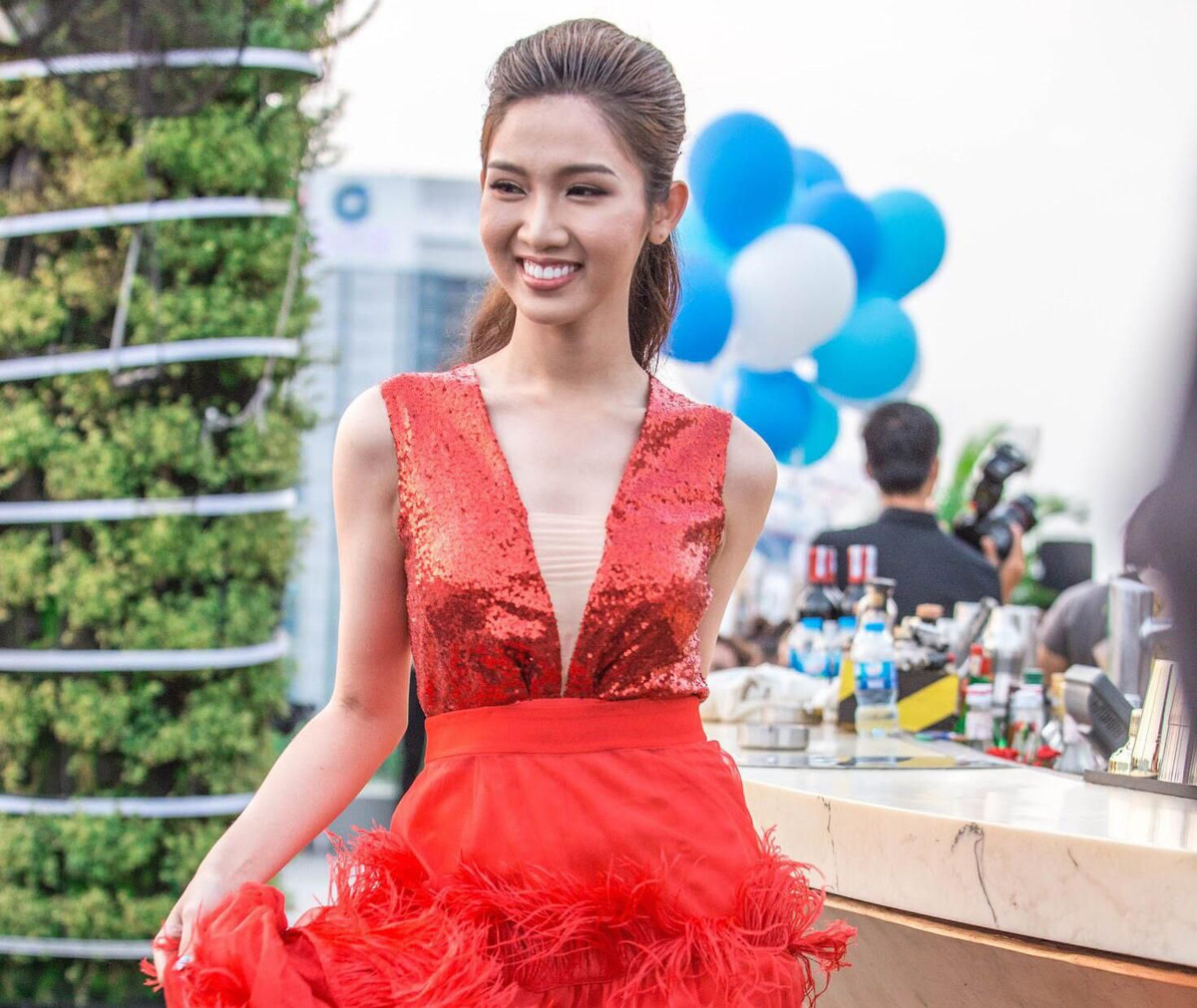 Để có được làn da trắng không tì vết lại tốt cho sức khỏe, Nhật Hà bổ sung các loại trái cây, rau củ quả và uống nhiều nước để cung cấp vitamin, chất xơ, khoáng chất thiết yếu nhằm nuôi dưỡng da từ sâu bên trong. Cách này đơn giản nhưng tác dụng thì rất hiệu quả. Ảnh: FBNV. 